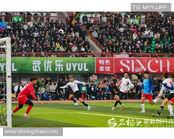 足球明星赴喀什踢球 展示中国西部体育热情与潜力